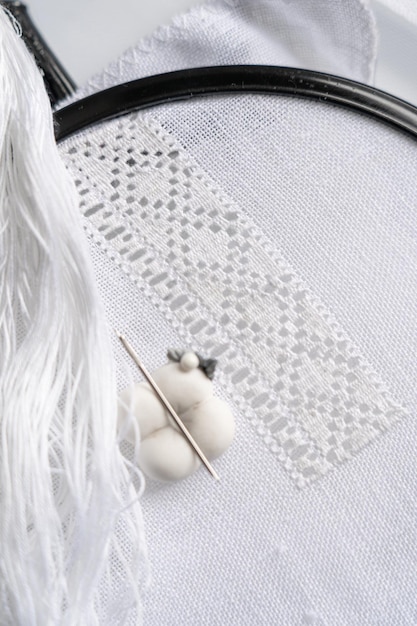 Ručná výšivka na tkanine